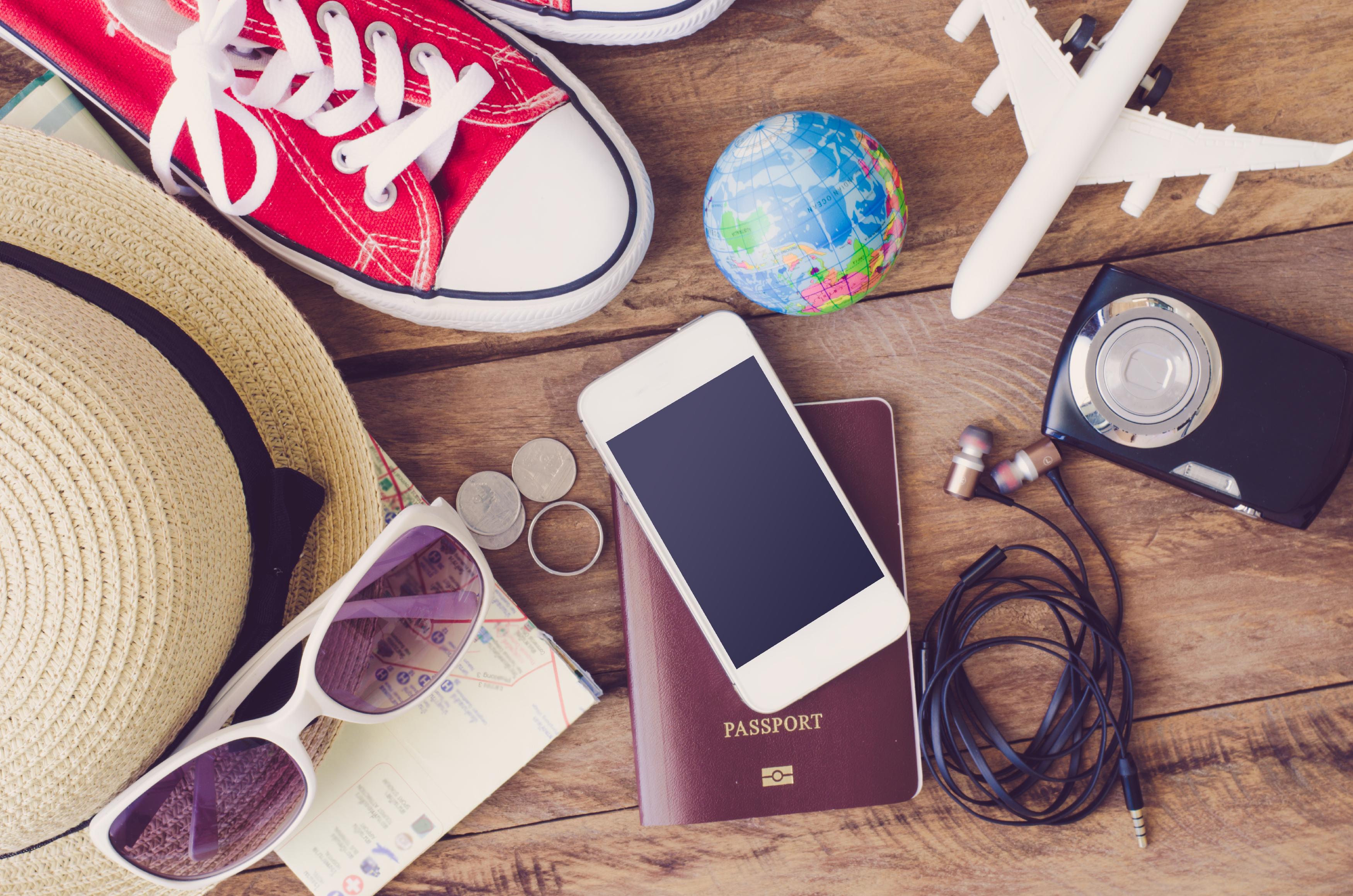 Kit de voyage d'un étudiant : passeport, basket, lunette de soleil...
